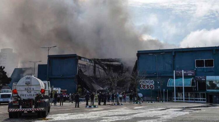 Bomberos continúa intentando “confinar y extinguir” incendio en Shopping