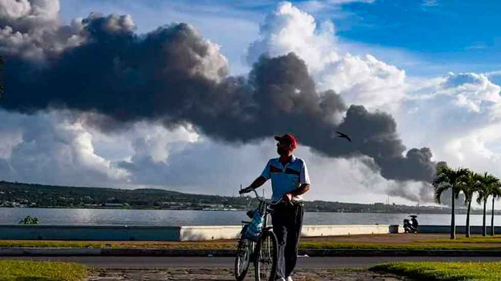 Bomberos pelean contra el incendio que ha matado a varios compañeros
