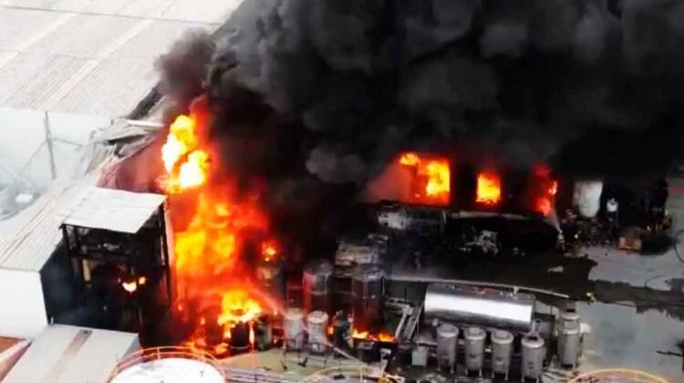 Bomberos luchan contra 'incendio de gran magnitud' en parque industrial