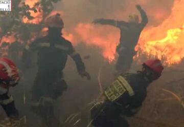 Tres bomberos heridos en incendio en Bejís que avanza sin control