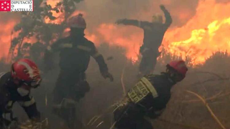 Tres bomberos heridos en incendio en Bejís que avanza sin control