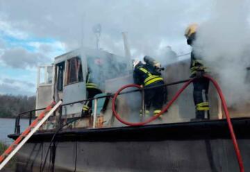 Se accidentó un bombero mientras apagaban incendió de un barco