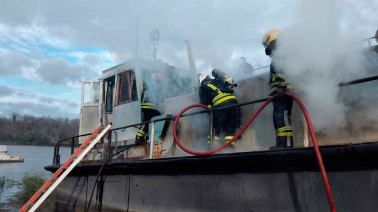 Se accidentó un bombero mientras apagaban incendió de un barco