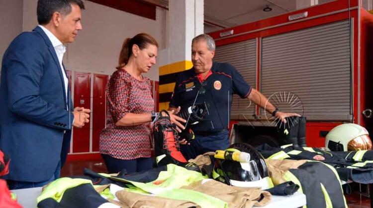 Los bomberos renuevan su vestuario con prendas más cómodas y seguras