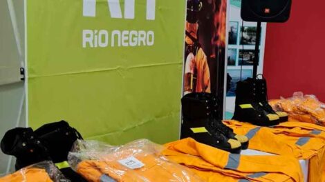 Entregaron en Cipolletti nueva indumentaria para los Bomberos