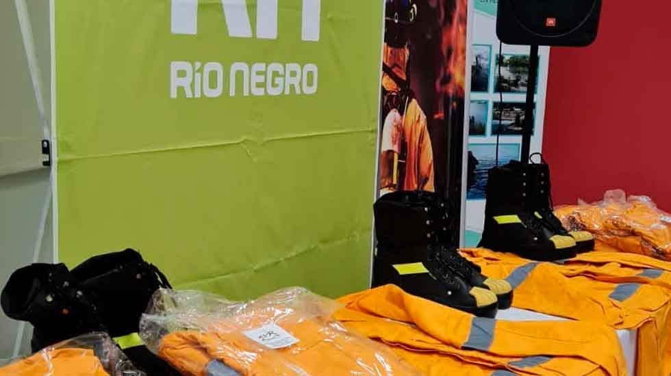 Entregaron en Cipolletti nueva indumentaria para los Bomberos