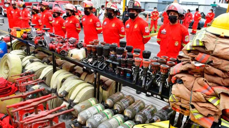 Bomberos recibe 400 uniformes y 2 vehículos de rescate