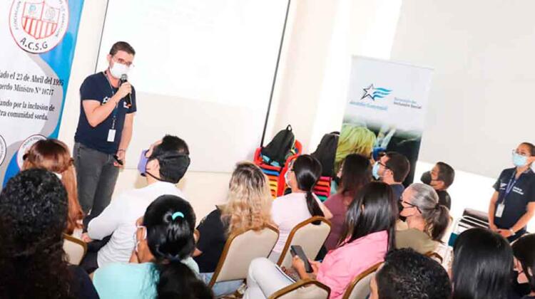 Se capacita en lengua de señas a personal de Bomberos de Guayaquil