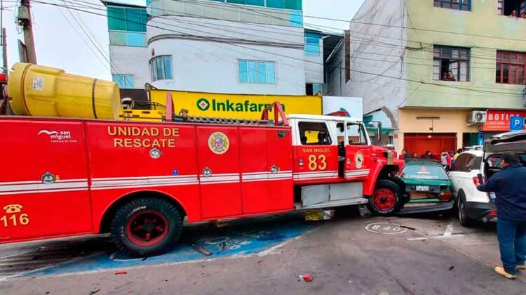 Choque múltiple deja tres bomberos heridos tras accidente