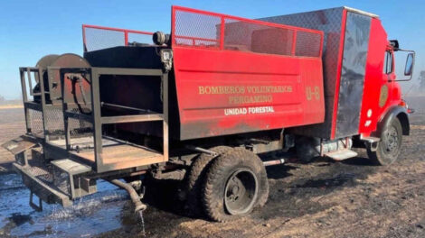 Una unidad de Bomberos es alcanzada por el fuego