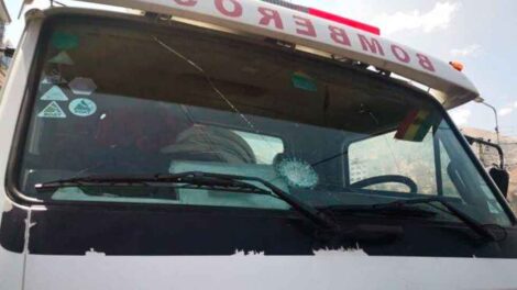 Bomberos reportan un carro cisterna dañado y efectivos heridos