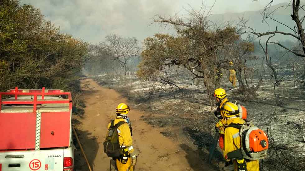 No quedan focos activos y bomberos mantienen guardia de cenizas