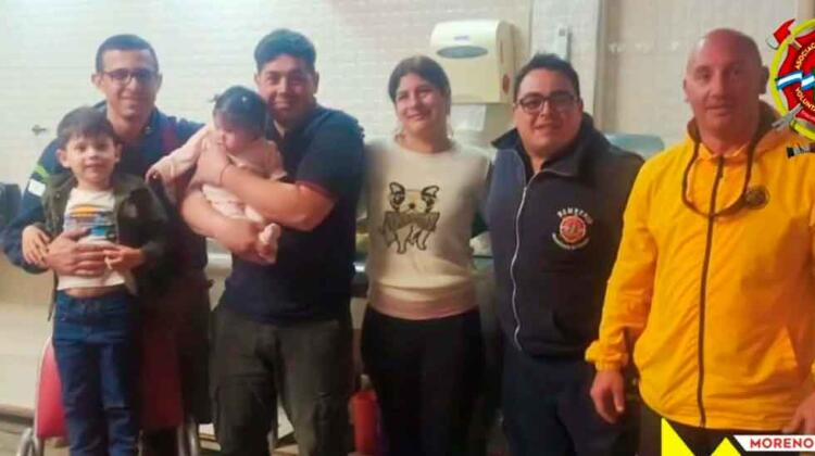 Bomberos de Moreno le salvaron la vida a una bebé que se había atragantado