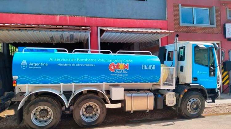 Bomberos Colón tiene un nuevo camión cisterna gestionado desde Enohsa