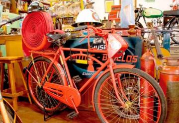 Réplica de histórica bicicleta para homenajear a los bomberos