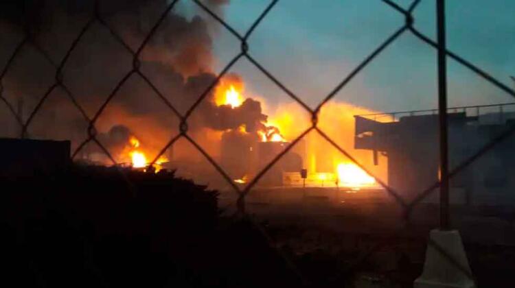 Tres muertos y varios bomberos heridos en la explosión de una refinería