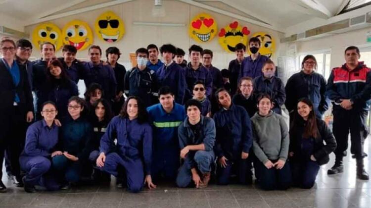 Bomberos capacitaron a alumnos de Puerto Santa Cruz