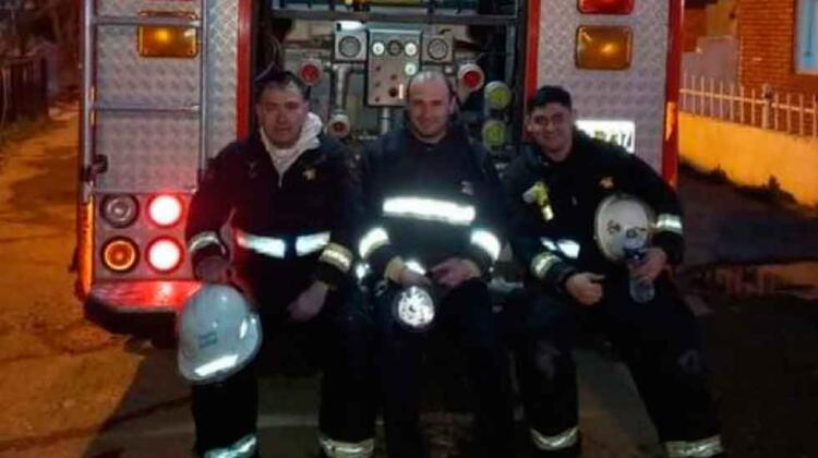 Felicitaron a los bomberos que rescataron a un niño en un incendio