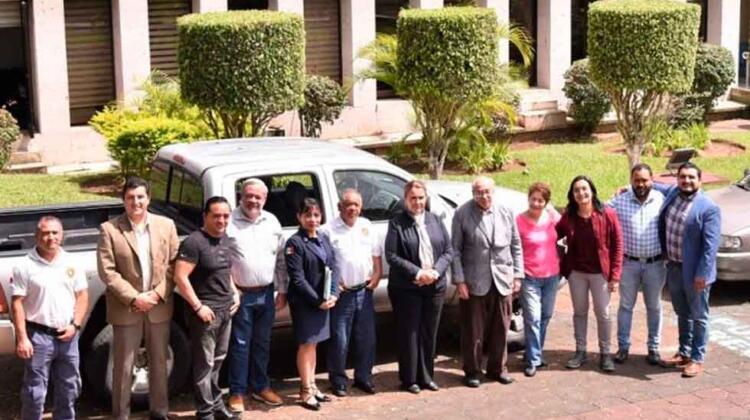 Dona Congreso tres unidades automotrices a Bomberos de Xalapa