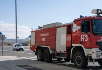 Dos bomberos del aeropuerto heridos en un vuelco de camión