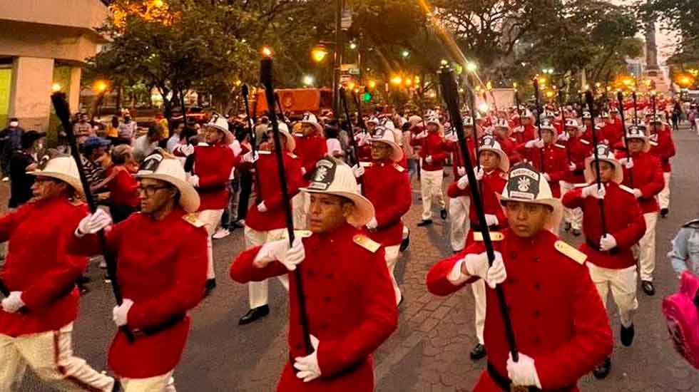 Desfile de antorchas del Cuerpo de Bomberos de Guayaquil