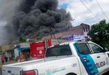 Impresionante incendio de una fábrica de plásticos en La Tablada