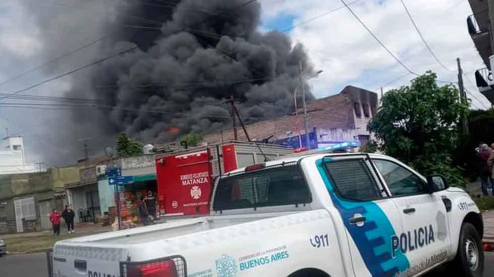Impresionante incendio de una fábrica de plásticos en La Tablada