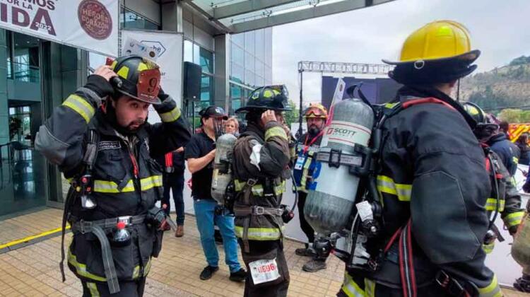 Corremos por la Vida: Más de 1.500 bomberos subieron el Costanera Center