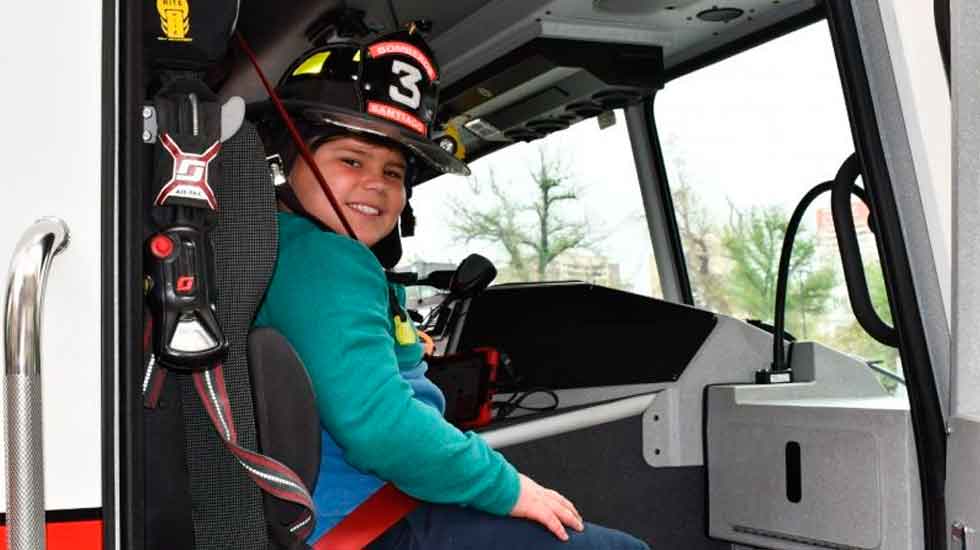 Bomberos de Chile condecora a niño que donó su dinero a voluntarios
