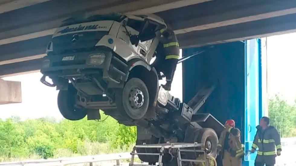 Camionero quedó atrapado tras chocar contra un puente