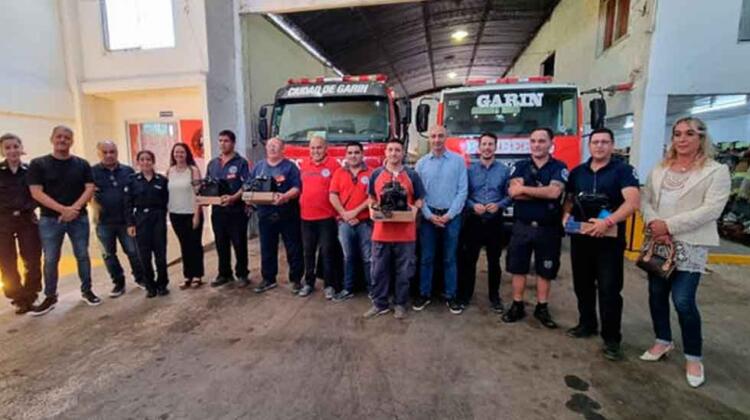 Bomberos de distintas localidades de Escobar recibieron equipamientos