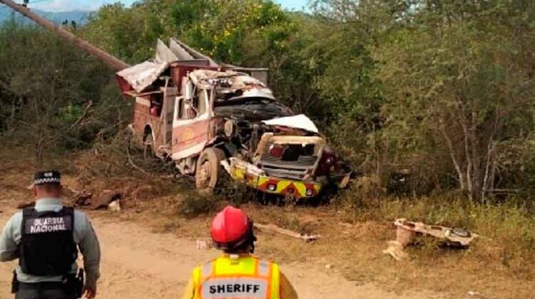 Grabe accidente de un camión de Bomberos de San José del Cabo