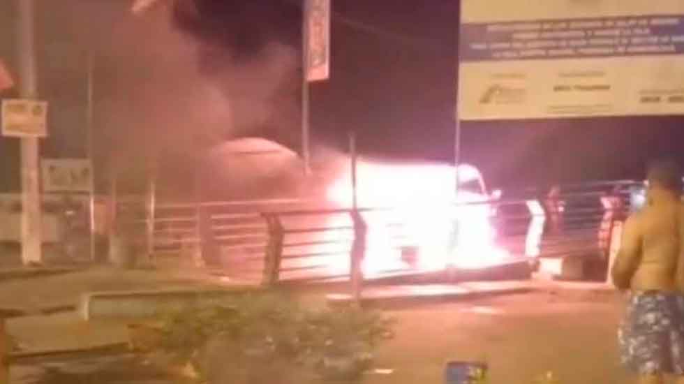 Carro de bomberos tuvo falla en frenos y se estrelló con mototaxi que estaba en llamas