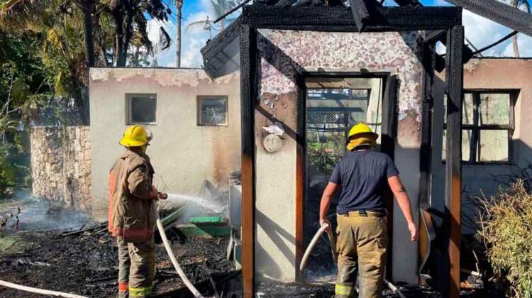 Dos bomberos resultaron lesionados al sofocar incendio en hotel