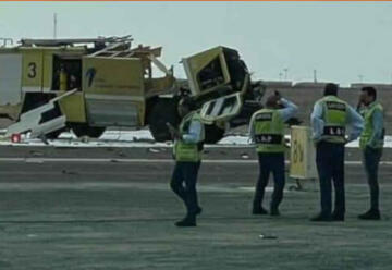 Dos bomberos muertos: Un avión chocó con un autobomba en aeropuerto
