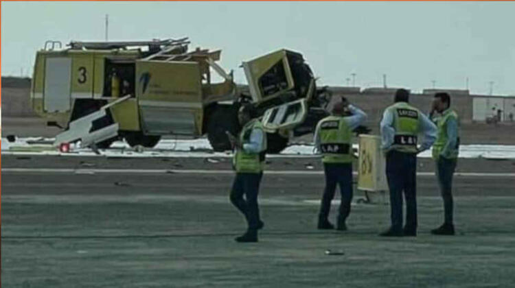 Dos bomberos muertos: Un avión chocó con un autobomba en aeropuerto de Perú