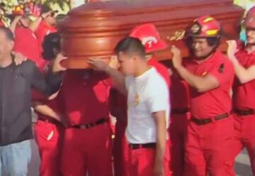 Con sirenas y lágrimas brindan último homenaje a bomberos fallecidos