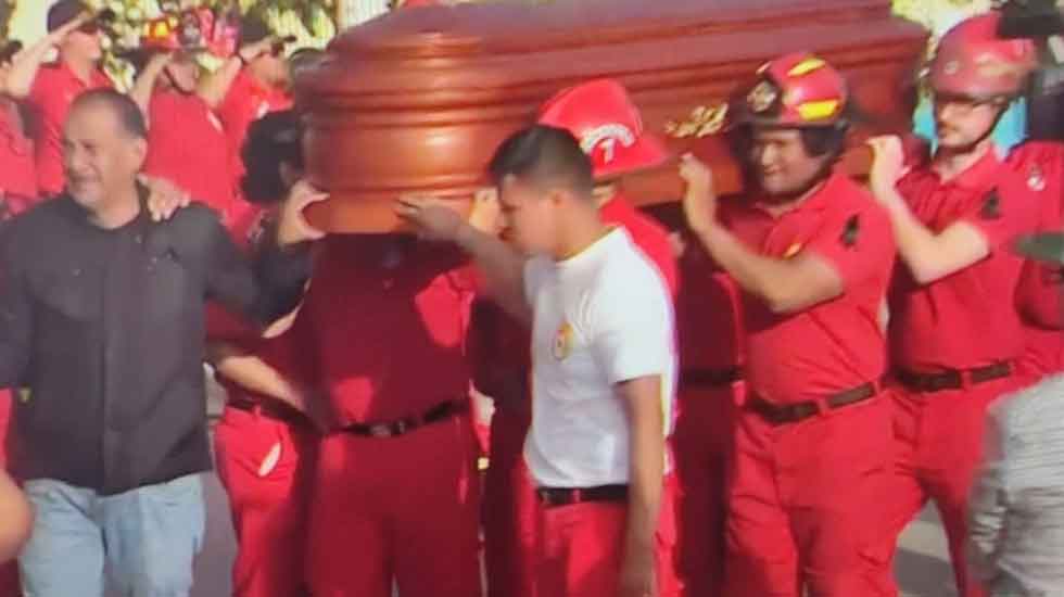 Con sirenas y lágrimas brindan último homenaje a bomberos fallecidos