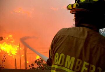 Más de 800 bomberos combaten incendio en Viña del Mar