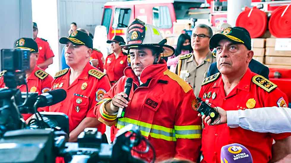 Entregan a bomberos mangueras para fortalecer la lucha contra incendios
