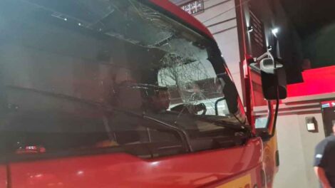 Un hombre incendió su casa y atacó al móvil de bomberos