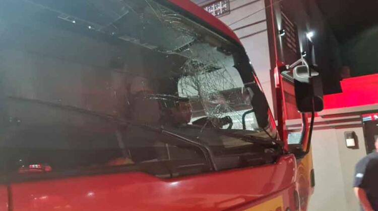 Un hombre incendió su casa y atacó al móvil de bomberos