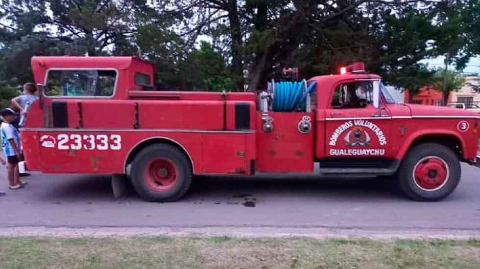 Bomberos de Gualeguaychú donaron una autobomba a Mansilla