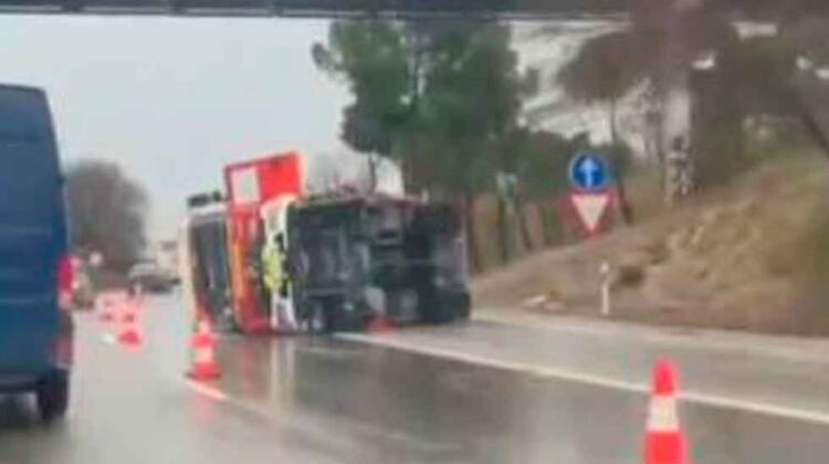 Un camión de Bomberos vuelca en Moratalaz cuando iba a una emergencia