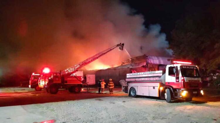 Un impresionante incendio destruyó una fábrica de corchos en Luján