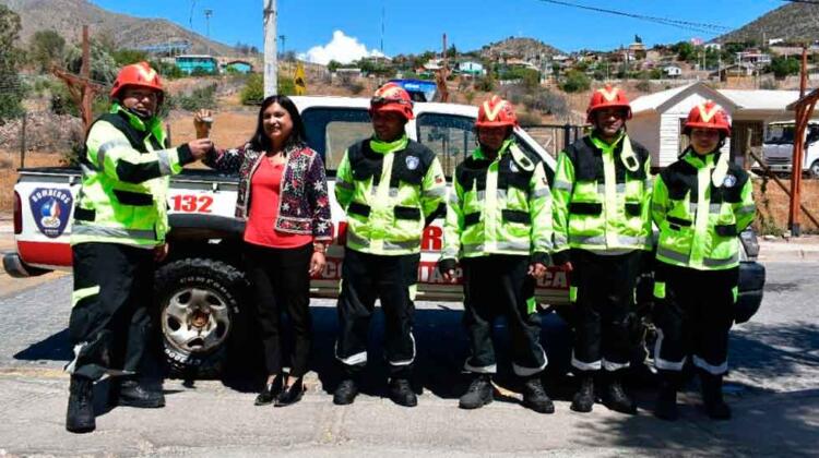 Bomberos de Río Hurtado reciben vehículo para acudir a emergencias