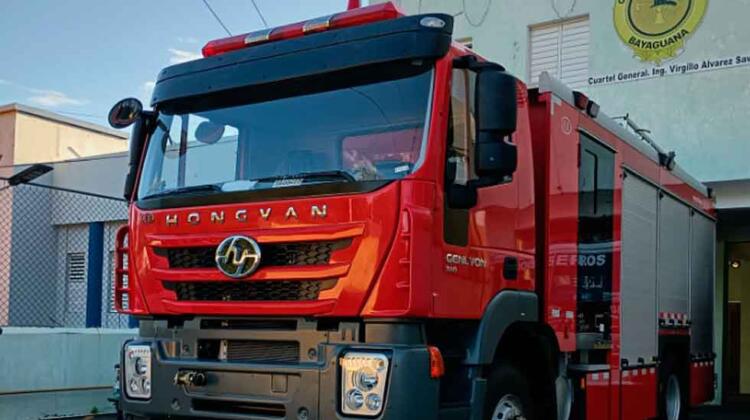 Bomberos de Bayaguana con nuevo camión contra incendios