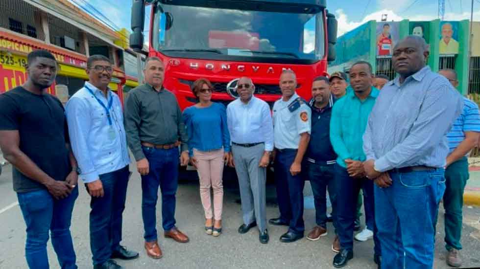 Bomberos de Bayaguana con nuevo camión contra incendios
