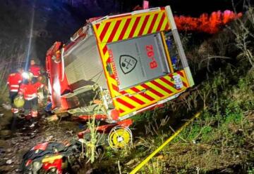 Tres bomberos graves al caer su camión por un terraplén
