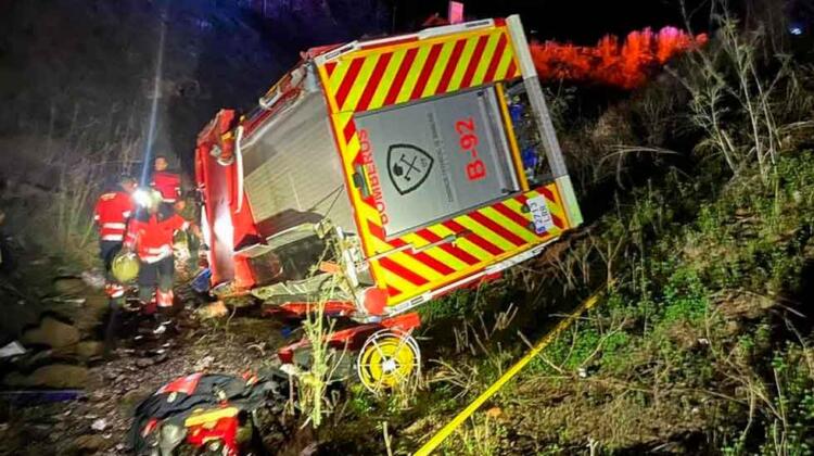 Tres bomberos graves al caer su camión por un terraplén